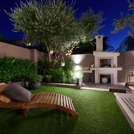 Demonta Βίλα Τρογκίρ