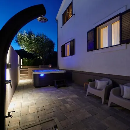 Βίλα Demonta Τρογκίρ